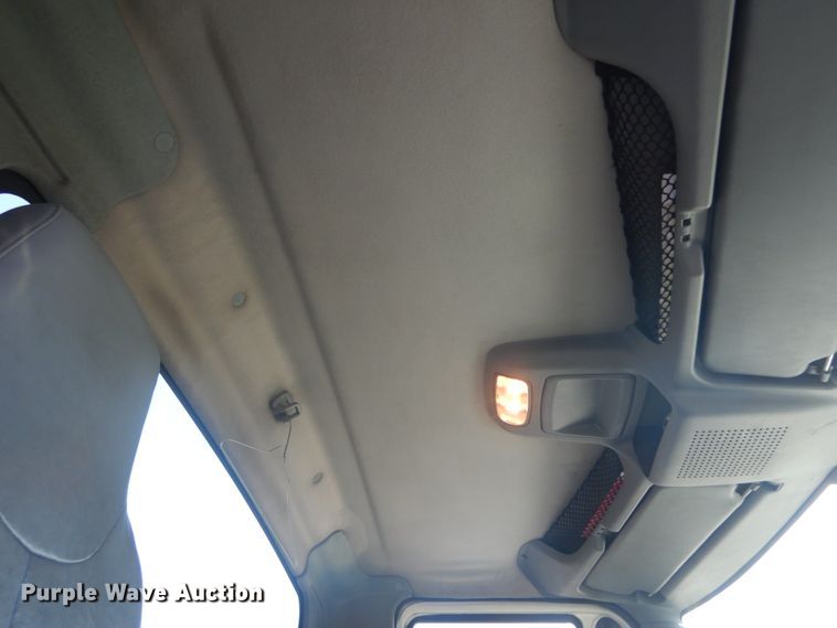 image for item DI1054 2006 International 4400  truck cab and chassis