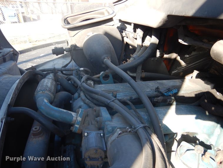 image for item DI1054 2006 International 4400  truck cab and chassis