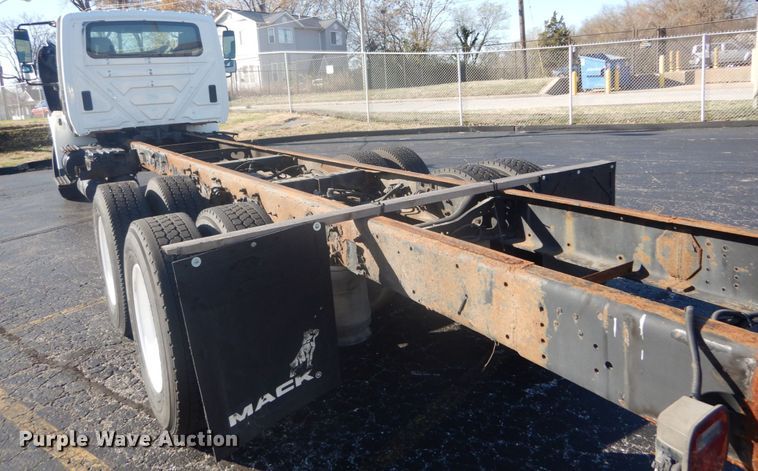 image for item DI1054 2006 International 4400  truck cab and chassis