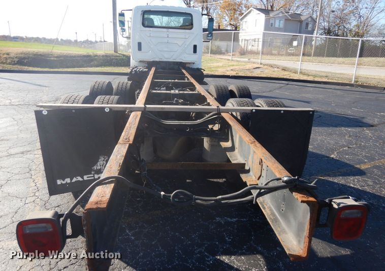 image for item DI1054 2006 International 4400  truck cab and chassis