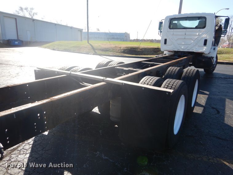 image for item DI1054 2006 International 4400  truck cab and chassis