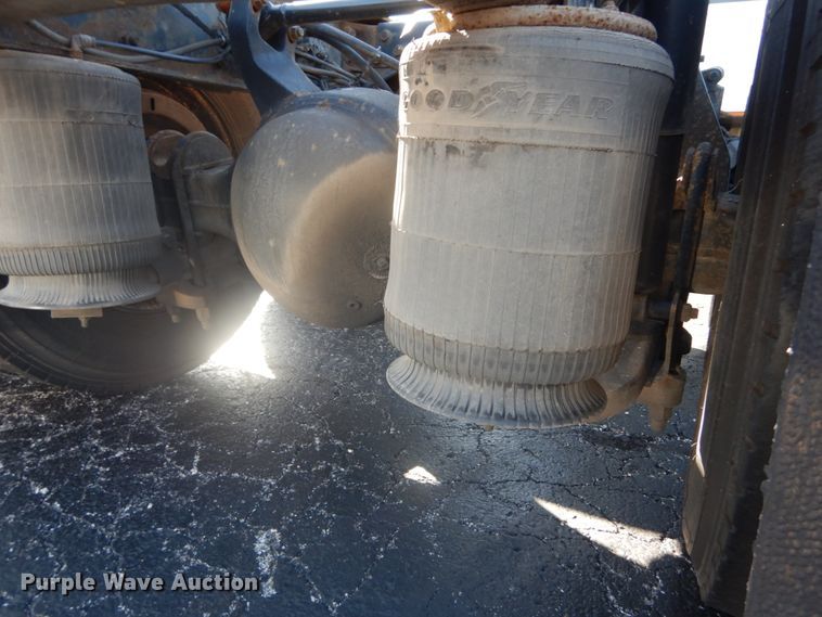 image for item DI1054 2006 International 4400  truck cab and chassis