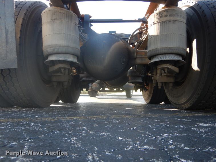 image for item DI1054 2006 International 4400  truck cab and chassis