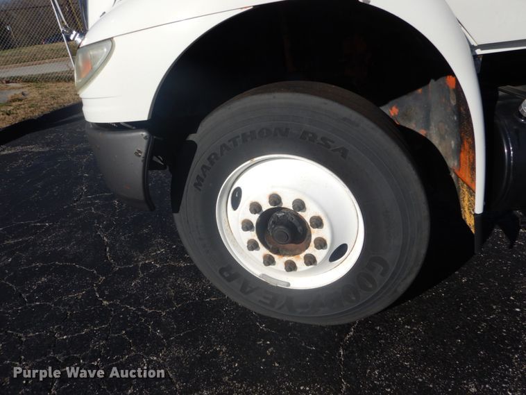 image for item DI1054 2006 International 4400  truck cab and chassis