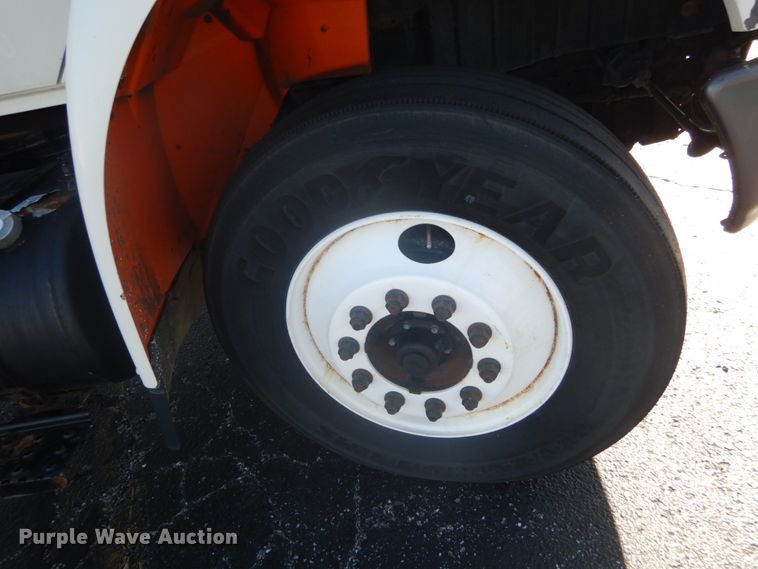 image for item DI1054 2006 International 4400  truck cab and chassis