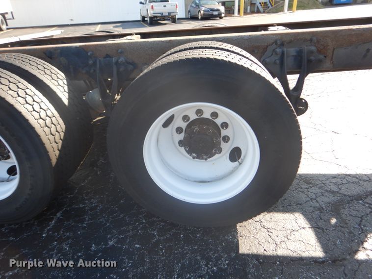 image for item DI1054 2006 International 4400  truck cab and chassis