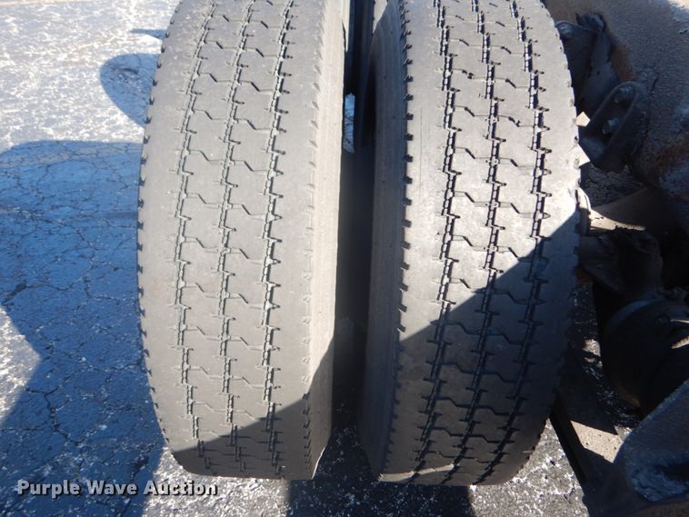 image for item DI1054 2006 International 4400  truck cab and chassis