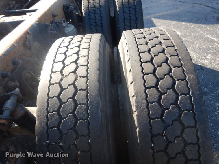 image for item DI1054 2006 International 4400  truck cab and chassis