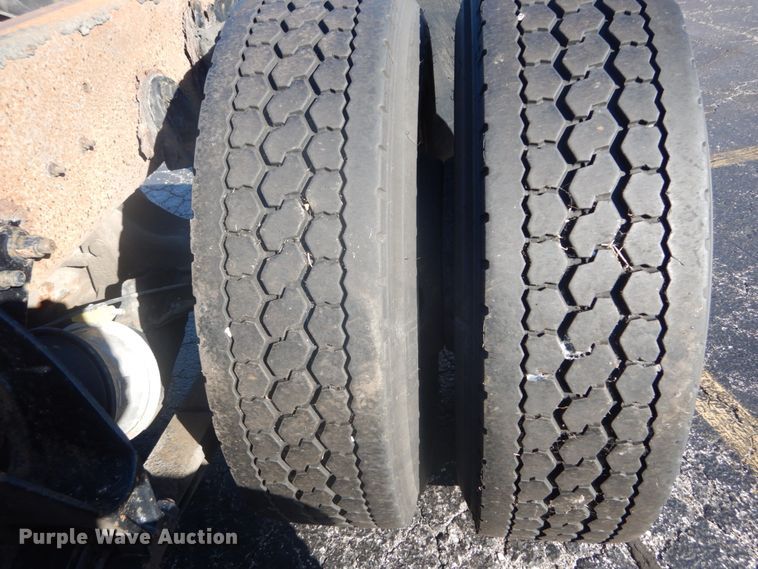 image for item DI1054 2006 International 4400  truck cab and chassis