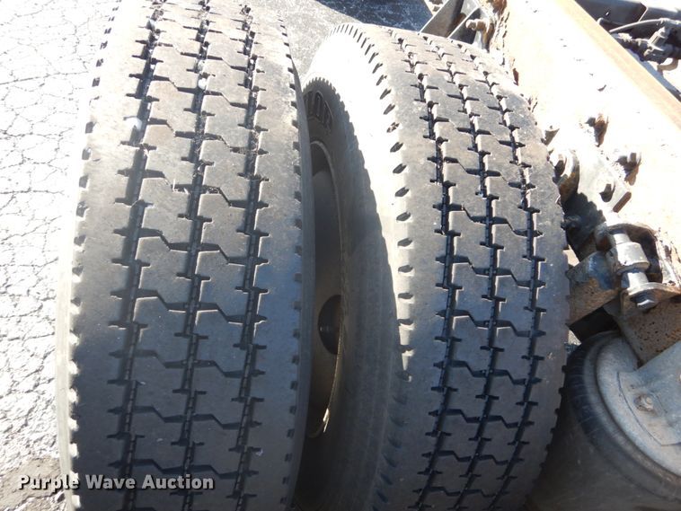 image for item DI1054 2006 International 4400  truck cab and chassis