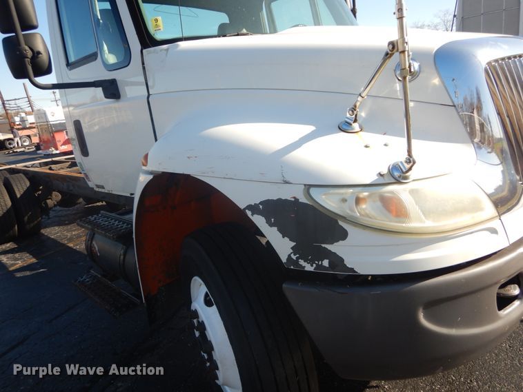image for item DI1054 2006 International 4400  truck cab and chassis