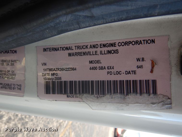 image for item DI1054 2006 International 4400  truck cab and chassis