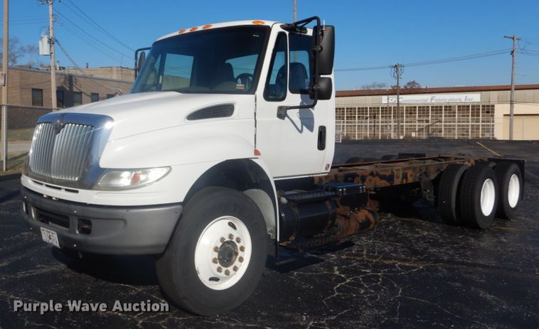 image for item DI1055 2006 International 4400  truck cab and chassis