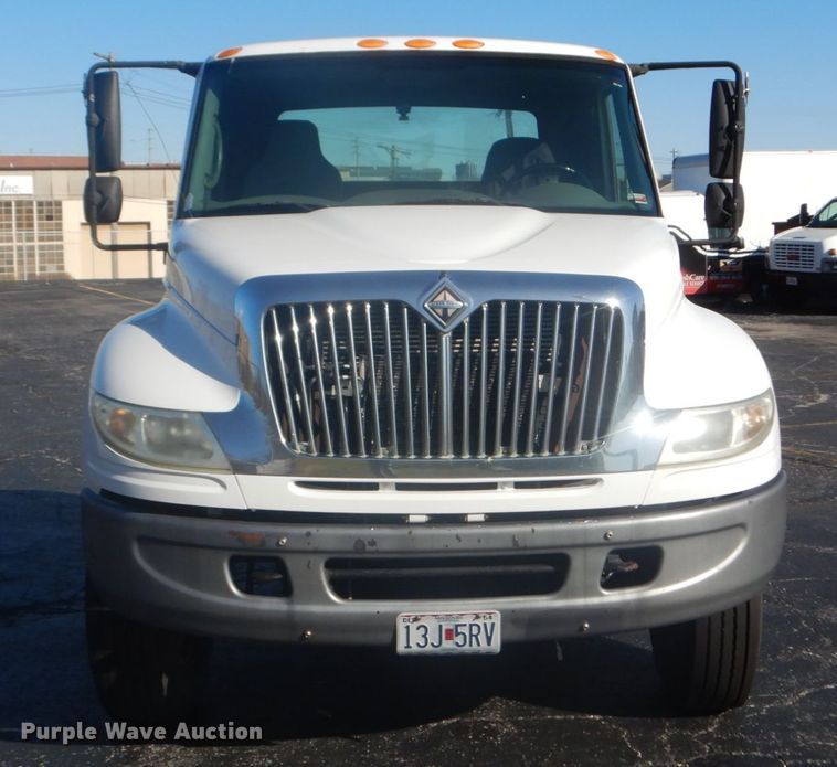 image for item DI1055 2006 International 4400  truck cab and chassis