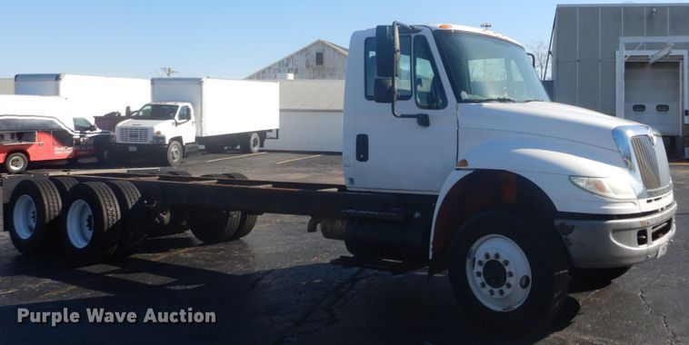 image for item DI1055 2006 International 4400  truck cab and chassis