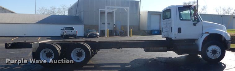 image for item DI1055 2006 International 4400  truck cab and chassis