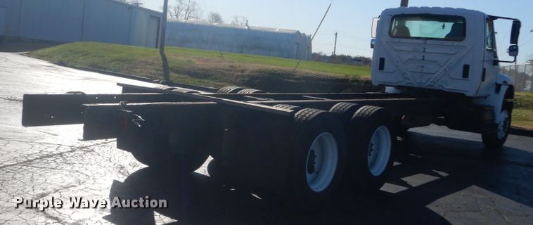 image for item DI1055 2006 International 4400  truck cab and chassis