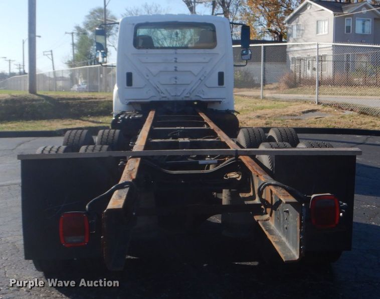 image for item DI1055 2006 International 4400  truck cab and chassis