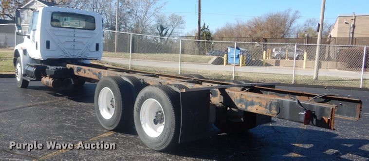 image for item DI1055 2006 International 4400  truck cab and chassis