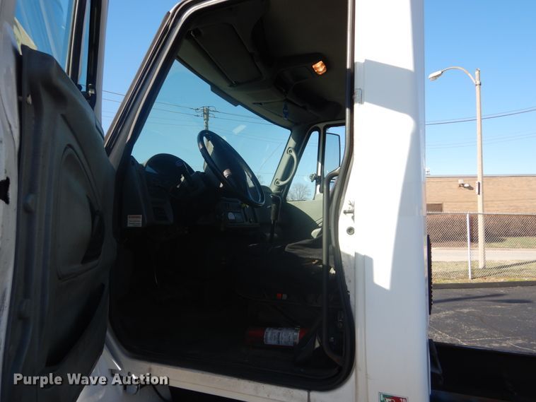 image for item DI1055 2006 International 4400  truck cab and chassis