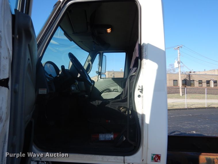 image for item DI1055 2006 International 4400  truck cab and chassis