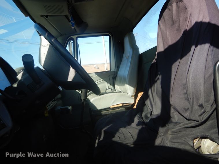 image for item DI1055 2006 International 4400  truck cab and chassis