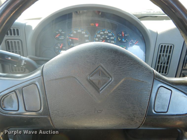 image for item DI1055 2006 International 4400  truck cab and chassis