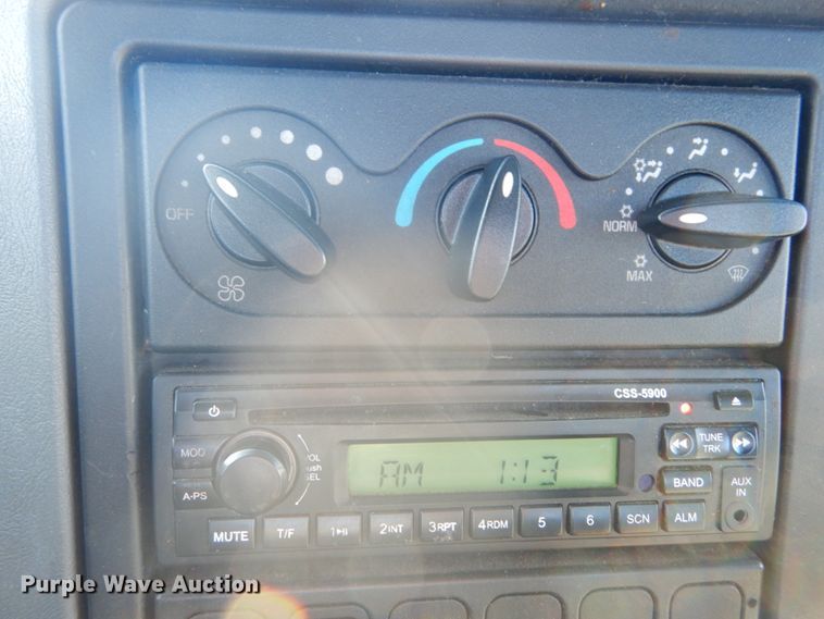 image for item DI1055 2006 International 4400  truck cab and chassis