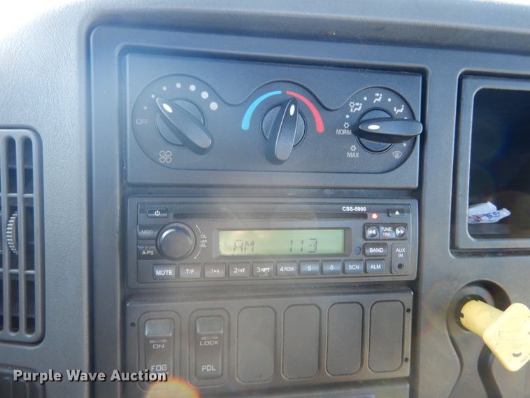 image for item DI1055 2006 International 4400  truck cab and chassis