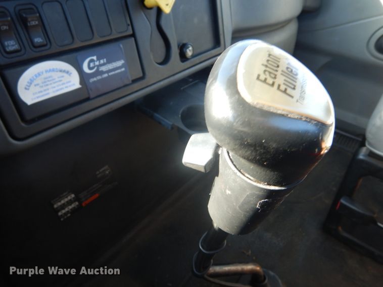 image for item DI1055 2006 International 4400  truck cab and chassis