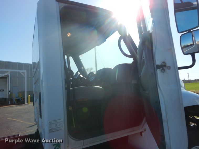 image for item DI1055 2006 International 4400  truck cab and chassis