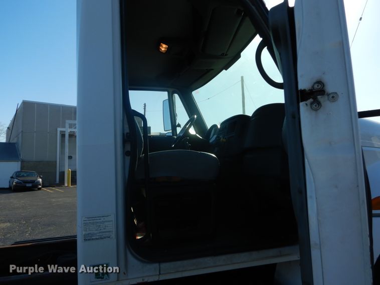 image for item DI1055 2006 International 4400  truck cab and chassis