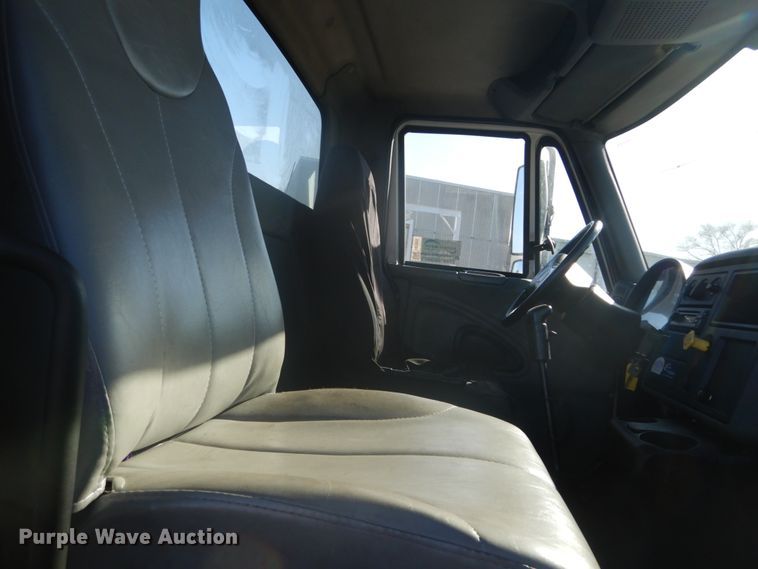 image for item DI1055 2006 International 4400  truck cab and chassis