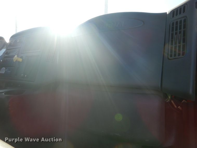 image for item DI1055 2006 International 4400  truck cab and chassis