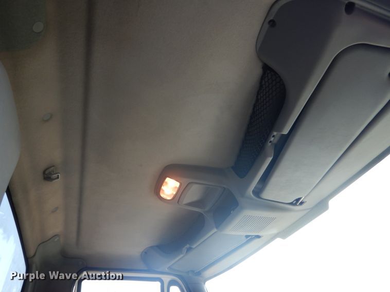 image for item DI1055 2006 International 4400  truck cab and chassis