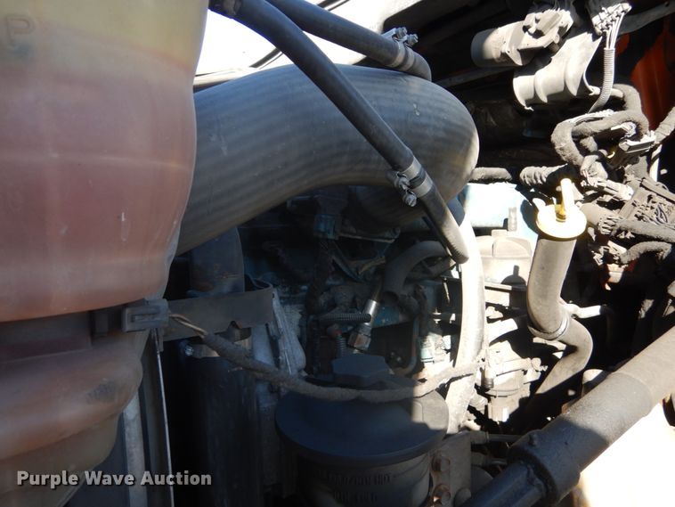 image for item DI1055 2006 International 4400  truck cab and chassis