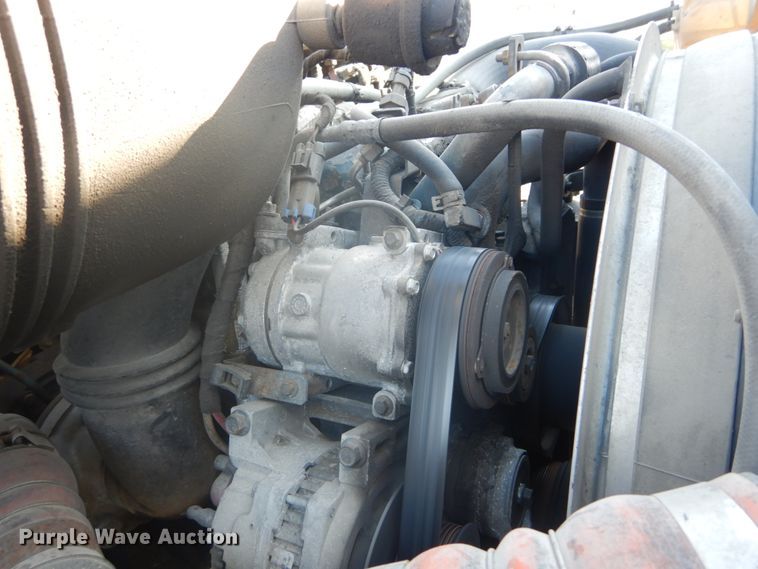 image for item DI1055 2006 International 4400  truck cab and chassis