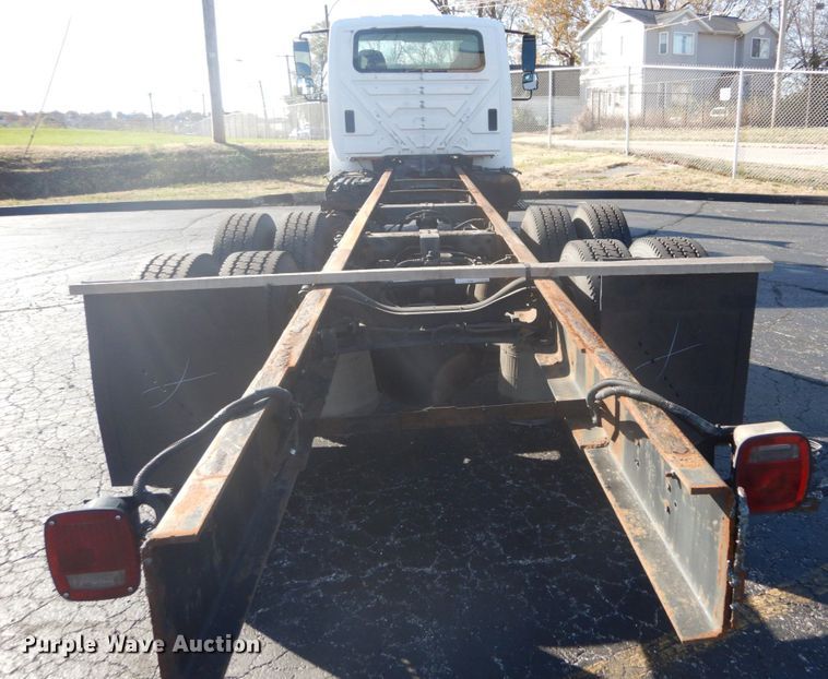 image for item DI1055 2006 International 4400  truck cab and chassis