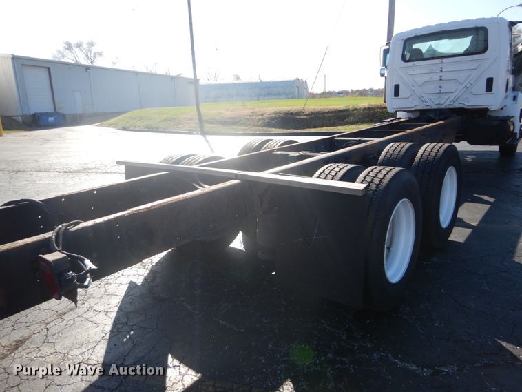 image for item DI1055 2006 International 4400  truck cab and chassis