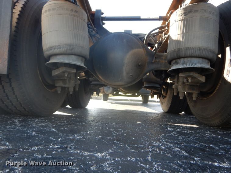 image for item DI1055 2006 International 4400  truck cab and chassis