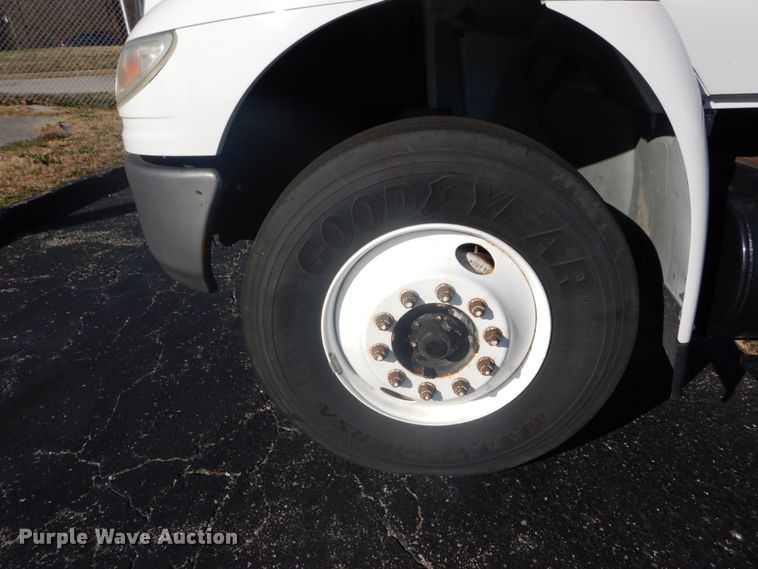 image for item DI1055 2006 International 4400  truck cab and chassis