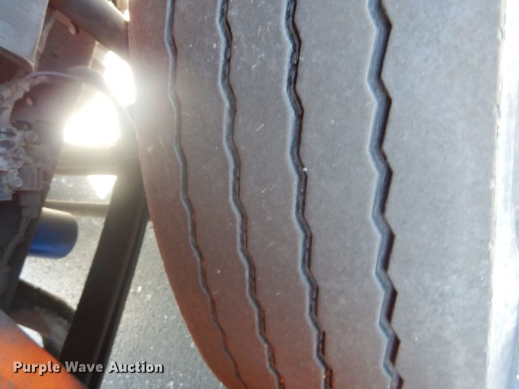 image for item DI1055 2006 International 4400  truck cab and chassis