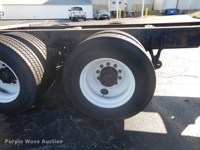 image for item DI1055 2006 International 4400  truck cab and chassis