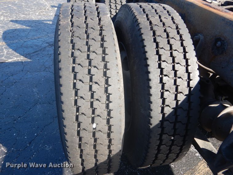 image for item DI1055 2006 International 4400  truck cab and chassis