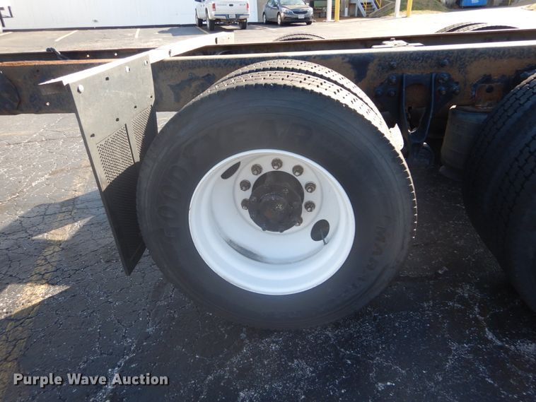 image for item DI1055 2006 International 4400  truck cab and chassis