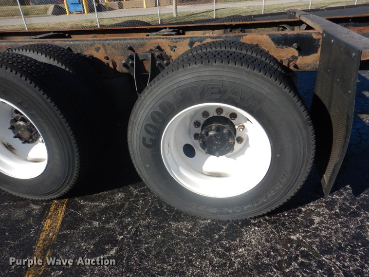 image for item DI1055 2006 International 4400  truck cab and chassis