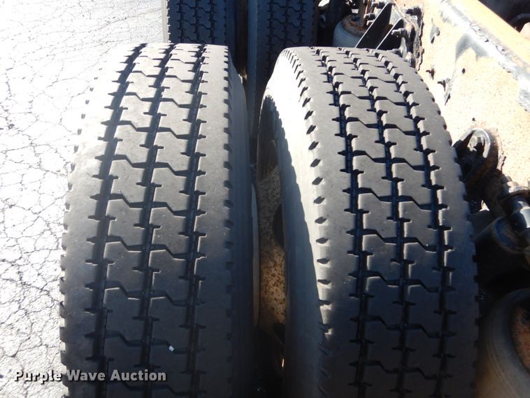 image for item DI1055 2006 International 4400  truck cab and chassis