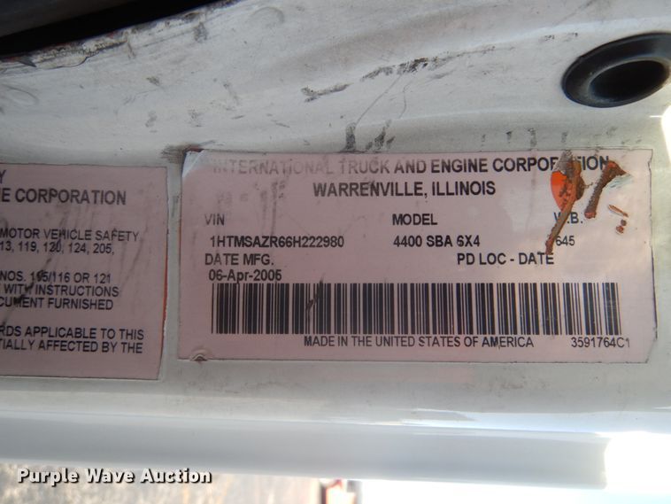 image for item DI1055 2006 International 4400  truck cab and chassis