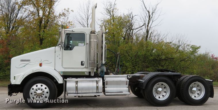 image for item DI3806 2007 Kenworth T800  semi truck