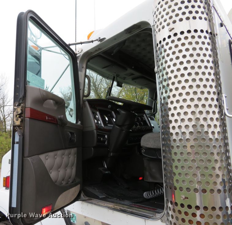 image for item DI3806 2007 Kenworth T800  semi truck